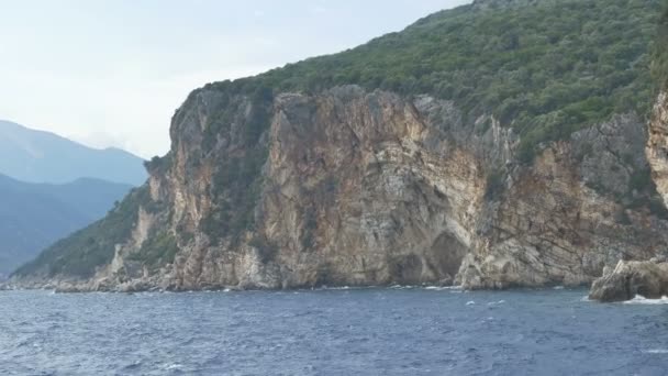 Высокие скалы Ионического острова — стоковое видео