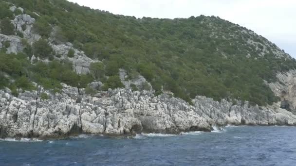 Cerca de la costa rocosa griega — Vídeos de Stock