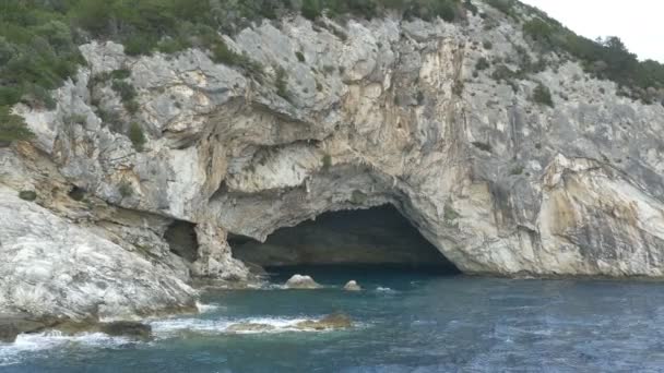 Papanikolis морський печери, в Meganisi острова — стокове відео