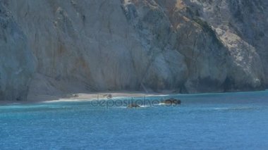  Güzel kayalıklarla ve deniz