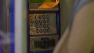 Gece telefon kulübesi
