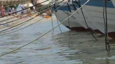 Tekneler Moored Beach yakınındaki