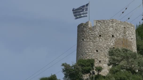 Griekenland middeleeuwse toren en vlag — Stockvideo