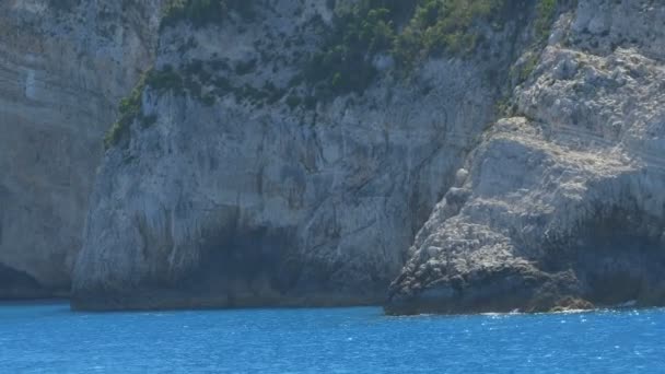 Espectacular acantilados y mar azul — Vídeo de stock