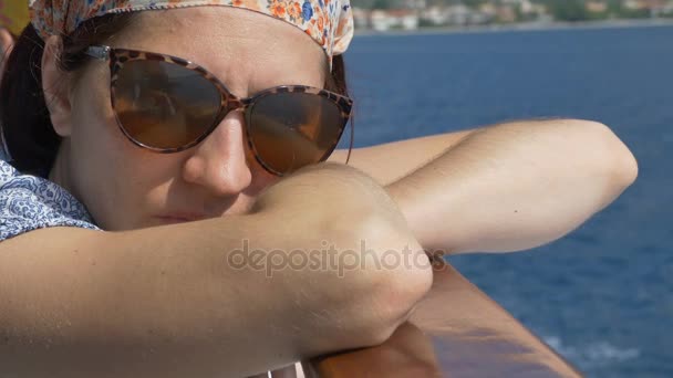 Mujer viajando por barco — Vídeos de Stock