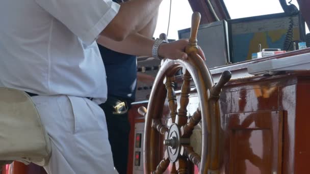 Kaptan gemiyi direksiyon simidi üzerinde — Stok video
