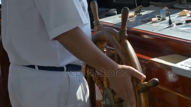 Capitán dirigiéndose en el barco — Vídeo de stock