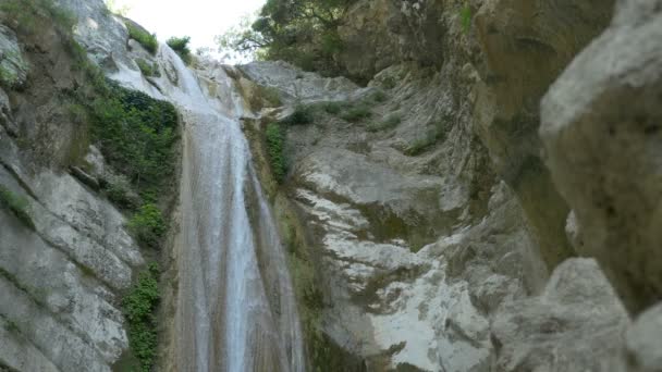 Höhe felsiger Wasserfall — Stockvideo