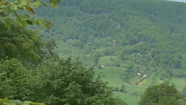 Chalets in Roemenië bergen — Stockvideo