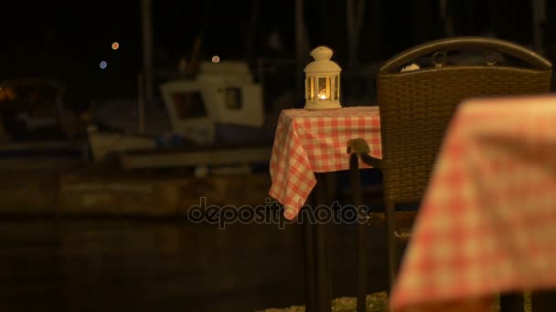 Романтические столы возле гавани — стоковое видео