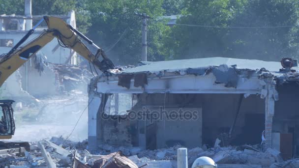 Escavadeira demoliu edifício — Vídeo de Stock