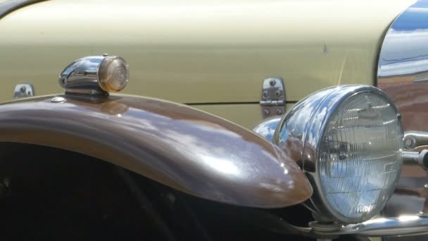 Koplampen en Hoorn van oldtimers — Stockvideo