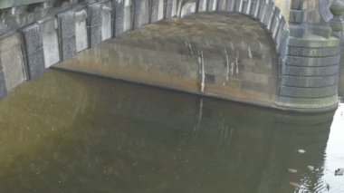 Prag'da Vltava Nehri'nin su Ortaçağ yapı Charles Köprüsü ayak.
