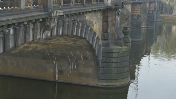 Middeleeuwse Bouwen Karelsbrug Voet Het Water Van Rivier Vltava Praag — Stockvideo