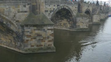 Prag Charles Köprüsü ve Vltava Nehri profili.