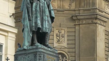Charles IV, Kutsal Roma İmparatoru Prag şehir içinde bronz heykeli kadeh eğimli.