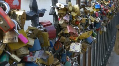 Çok sayıda romantik aşk kilitleri.