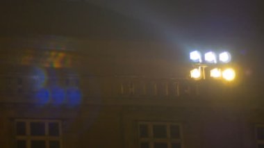 Soğuk bir gecede iluminating şehir içinde büyük bir spot ışığı.