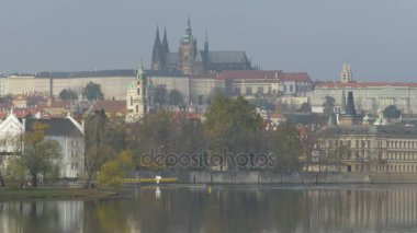 Vltava Nehri binaları bankalara Prag şehir üzerinde.