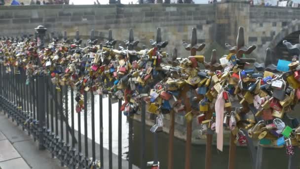 Romantico Amore Promesso Serrature Sulla Recinzione — Video Stock