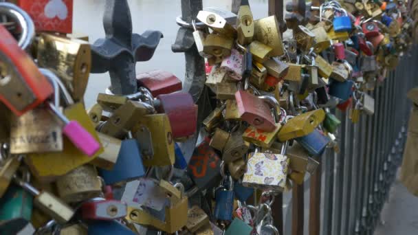 许多浪漫的爱情锁 — 图库视频影像