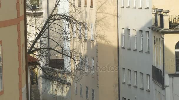 チェコ共和国の首都プラハのモルダウ チャネル Beetween 古い建物 — ストック動画