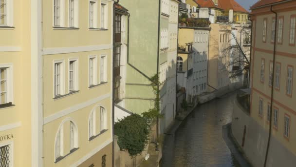 Ένα Κανάλι Νερού Για Μικρά Σκάφη Στην Πόλη Πράγα — Αρχείο Βίντεο