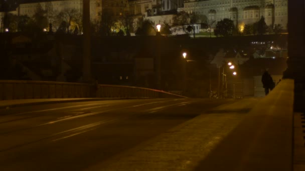 プラハの古い町耳プラハ城での夜の間の橋 — ストック動画