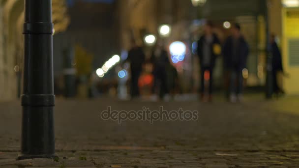 在老城区街道上行走的夜间行人 — 图库视频影像