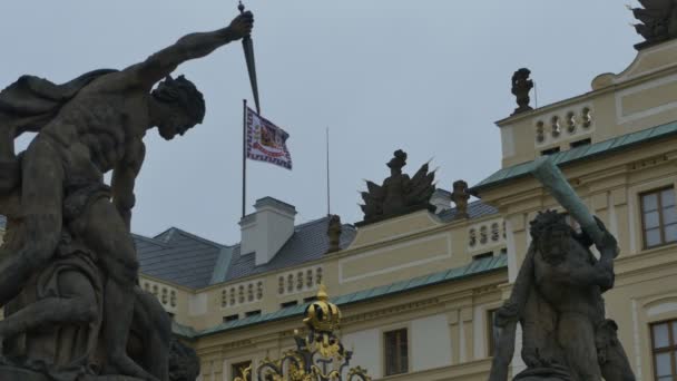 Бронзові Статуї Старі Біля Празького Замку — стокове відео