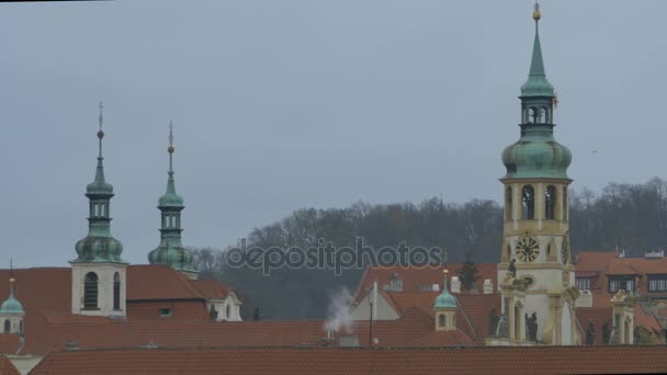 尖塔そして灰色の秋の日にプラハでの屋根 — ストック動画