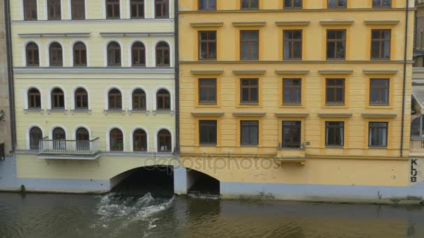 Corriente Agua Bajo Edificio Que Fluye Canal — Vídeo de stock