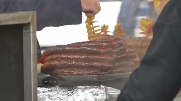 Street Food Venda Salsichas Barracas — Vídeo de Stock