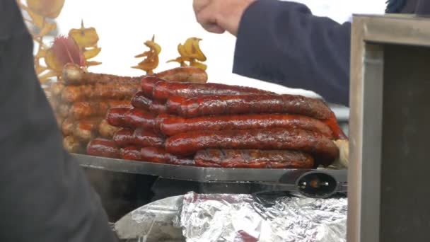 Cook Está Vendendo Comida Rua Uma Cozinha Móvel — Vídeo de Stock