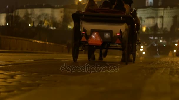 Arnavut Kaldırımlı Prag Şehir Sokak Geçen Gece Arabası — Stok video