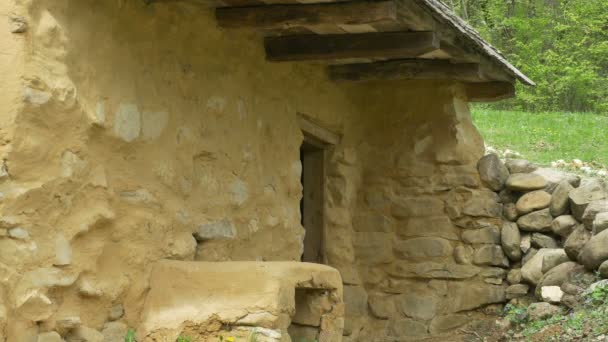 Atalarının Bir Ilkel Görünümünü Kil Taş Barınak Kez — Stok video