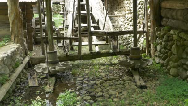 Uitzicht Oude Molen Houten Wielen Swirls Opslaan Aandrijvingen — Stockvideo