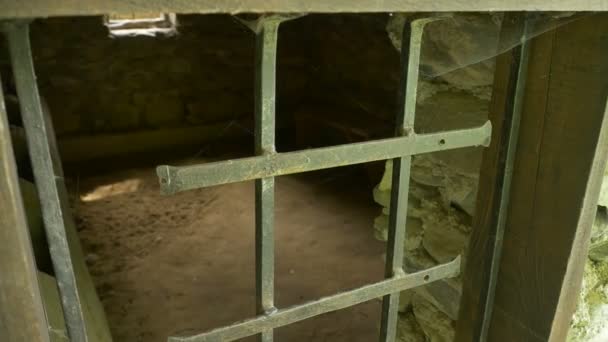 Вид Через Окно Бедную Камеру Старых Времен Тюрьмы — стоковое видео