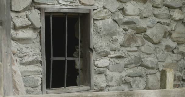 Zoom Una Misteriosa Ventana Antigua Antiguo Edificio Piedra — Vídeo de stock