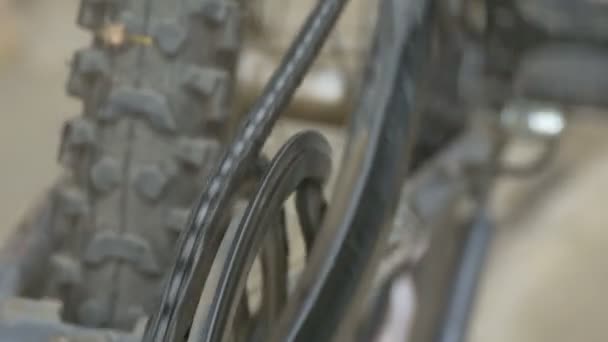 Chaîne à rouleaux fonctionnant sur des engrenages à vélo .