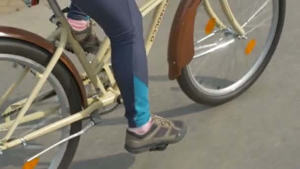 Γυναίκα Ιππασία Και Pedaling Αστική Ποδήλατο Δρόμου — Αρχείο Βίντεο