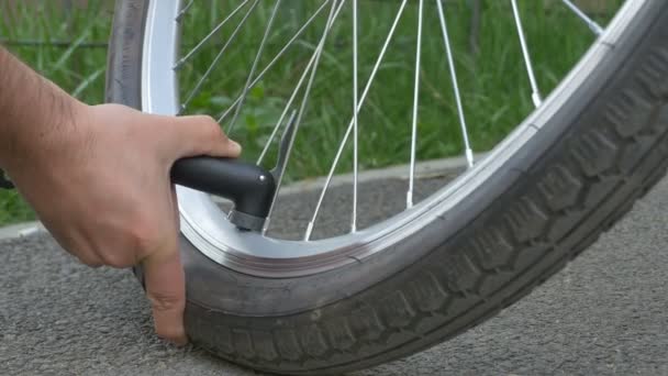 Člověk Používá Malé Vzduchové Čerpadlo Nafouknutí Redukovaných Kol Pneumatiky — Stock video