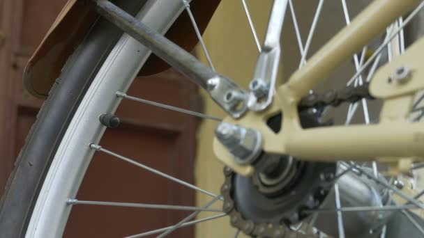 남자는 자전거 타이어 팽창에 준비를 Unscrewing합니다 — 비디오