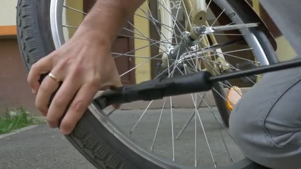 Hombre Está Bombeando Aire Neumático Bicicleta Desinflado — Vídeos de Stock