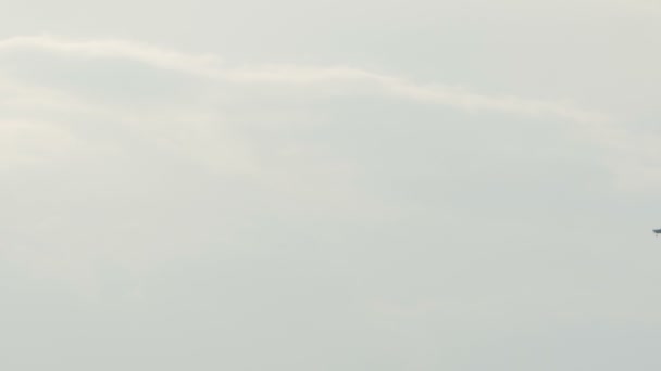 螺旋桨小飞机在远处穿越天空 — 图库视频影像