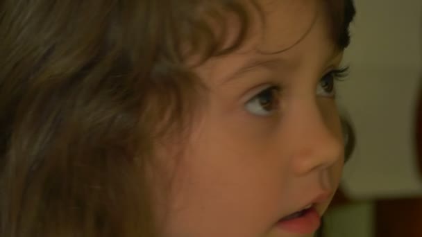 Маленька Красива Дівчинка Слухає Дивиться Когось — стокове відео