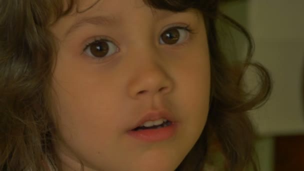 Kleines Mädchenporträt Blickt Die Kamera — Stockvideo