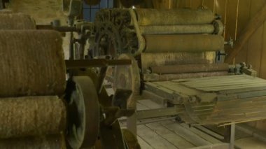 Eski bir fabrika tekstil makineleri ve aygıtları büyük bir ahır'görünümünü.