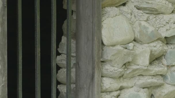 缩小旧废弃的石头建筑 — 图库视频影像