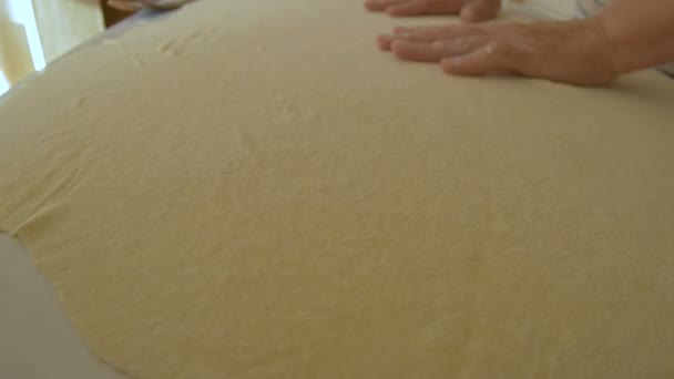 Женские Руки Разложили Традиционное Тесто Пиццы Столе — стоковое видео